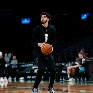 注册领彩金-挥汗如雨！黄蜂官方Ins晒众球员训练照：在TD花园投篮