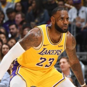 死亡缠绕封锁小卡决胜一投 詹姆斯再现巅峰防守