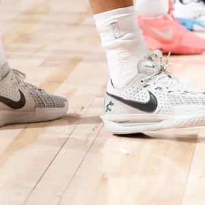 乐鱼-坎宁安穿着Cut3迎来复出，得到13分5篮板10助攻